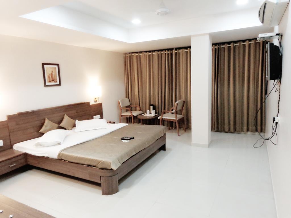 Hotel Classique Rajkot Zimmer foto
