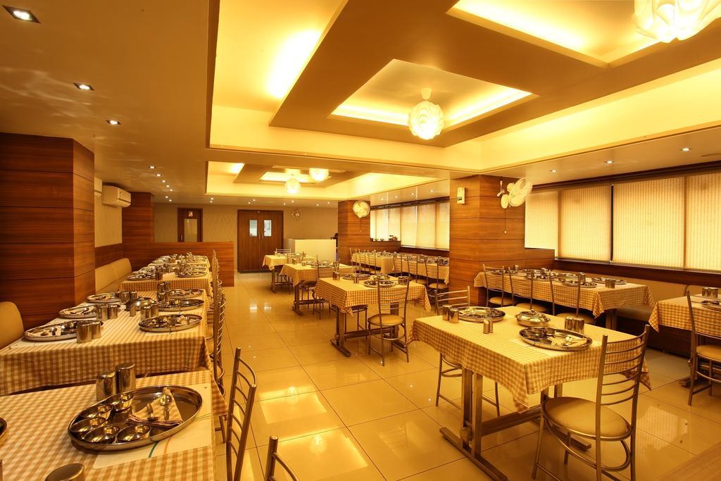Hotel Classique Rajkot Exterior foto