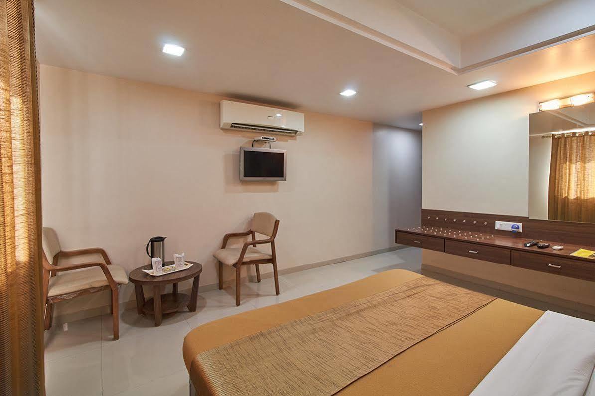 Hotel Classique Rajkot Exterior foto